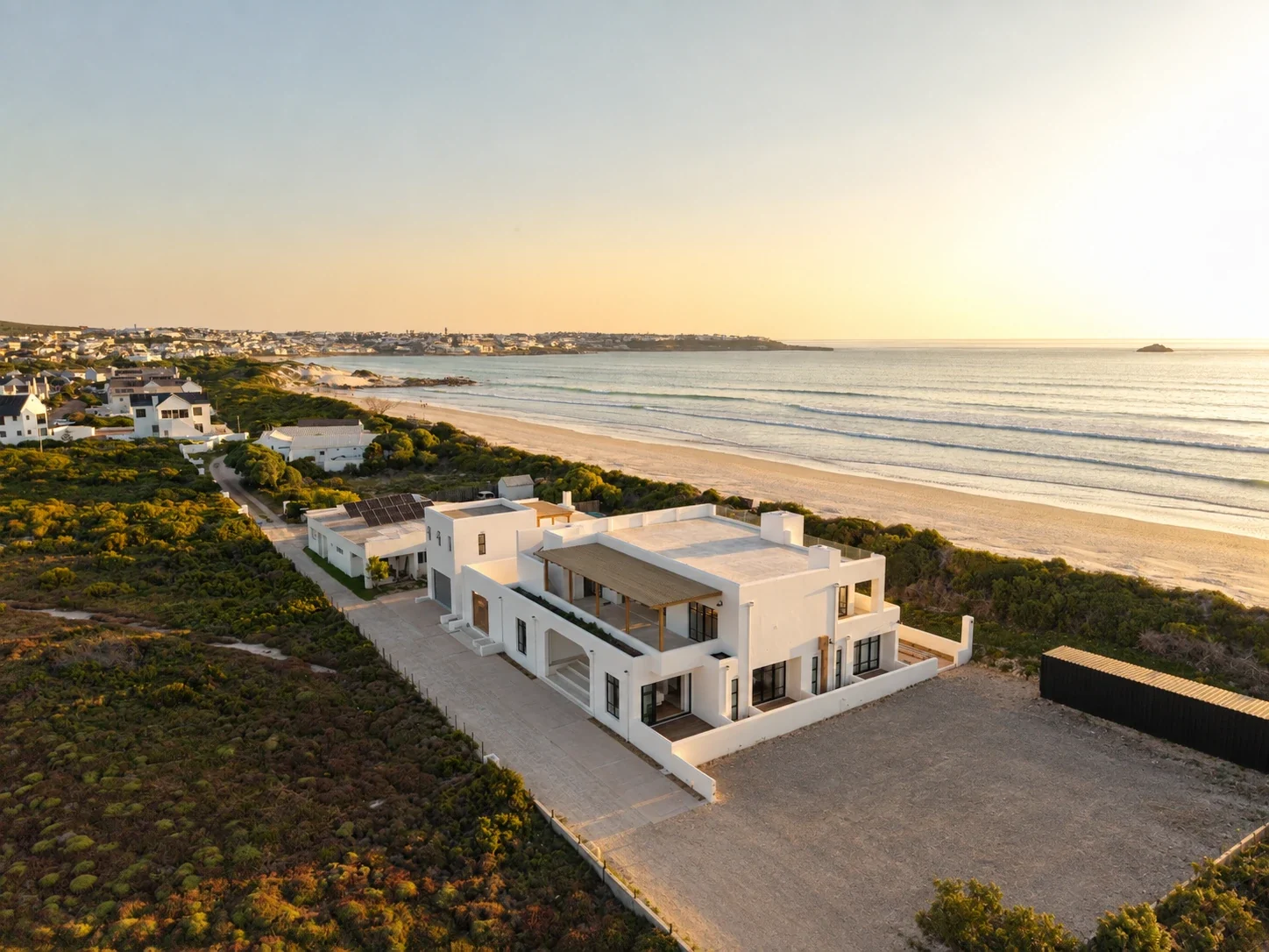 The white villa beside Sixteen Mile Beach and the salt pans in Yzerfontein